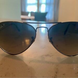 Polarized aviator sunglasses with case